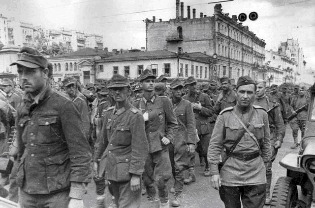 游街|这是对希特勒的羞辱！6万德军战俘被游街，众目睽睽之下拉肚子