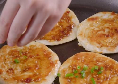 街邊的醬香餅吃膩了?不妨在家用餃子皮試試,味美解饞,孩子愛吃
