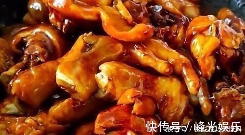 炖鸡|别再用凉水或开水炖鸡了，学会这招，鸡肉鲜嫩，鸡汤更香浓！
