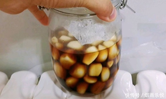 泡腊八蒜,直接加醋就错了,牢记2个关键,12小时就绿,酸辣脆爽