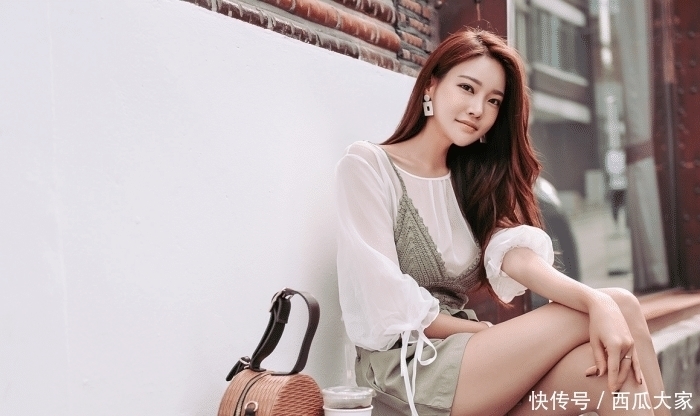 穿着|街拍小姐姐穿着时尚装就在路边秀起来了