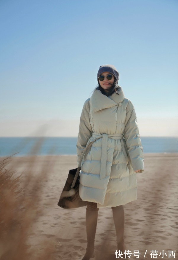 奔三奔四的女人,建议多穿“羽绒服”,下搭牛仔裤、半身裙真时髦