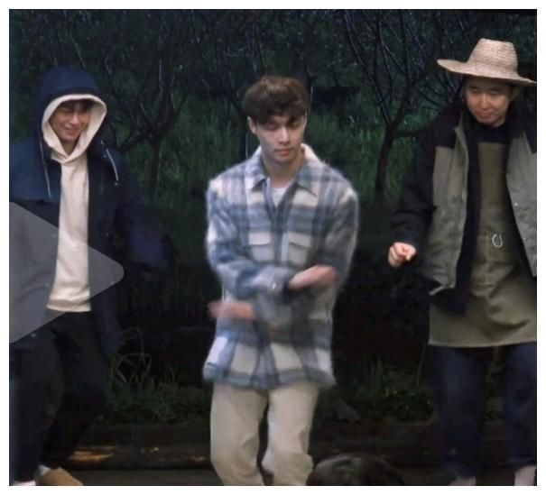 张艺兴|黄磊吓唬杨紫辟谷,杨紫卖惨哭唧唧,张艺兴大秀厨艺讨好她