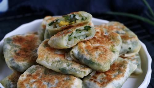 一把韭菜5斤饺子皮做懒人早餐,比韭菜盒子好吃,一口气吃10个