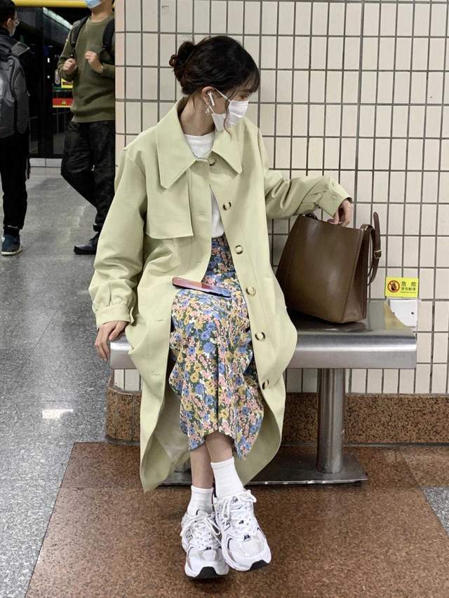 连衣裙|今年秋冬流行的风衣色号都在这,选这5种大衣,让你美出新高度