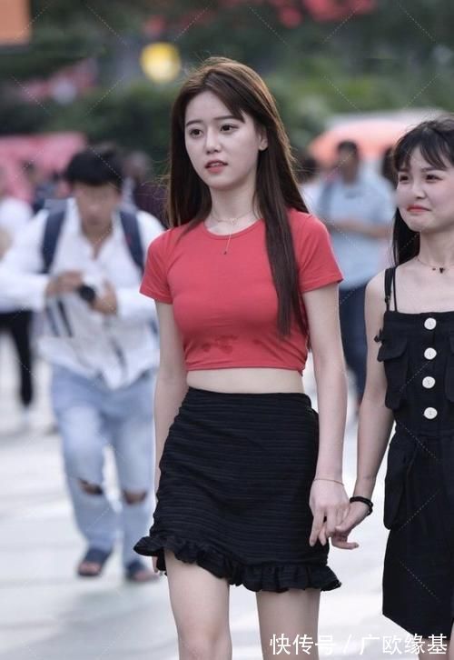 上衣 红色上衣搭配包臀裙,甜美还高贵,显得简单又有视觉冲击力