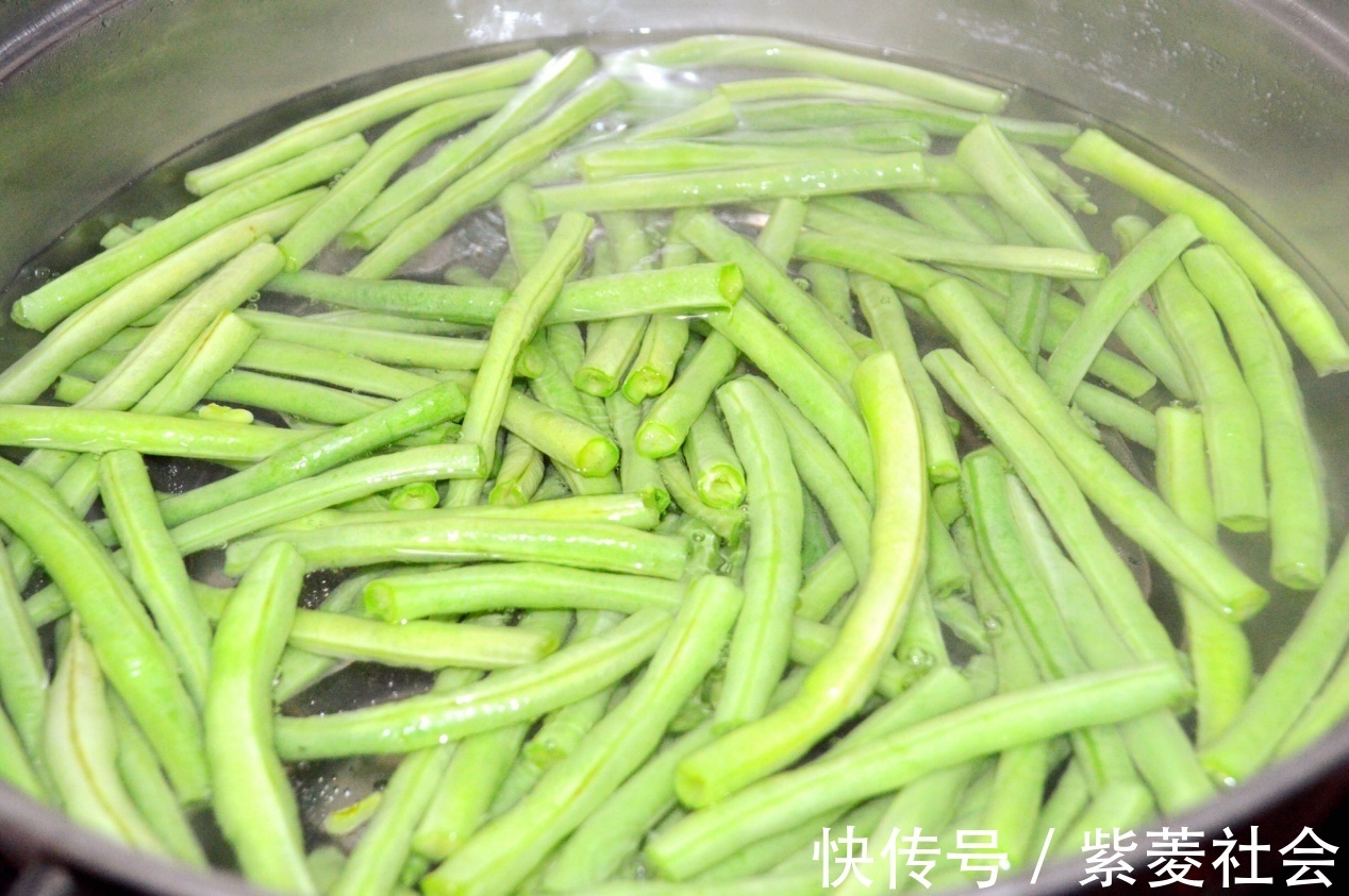 下饭|豆角口感清脆,搭配蒜末清炒,特别下饭