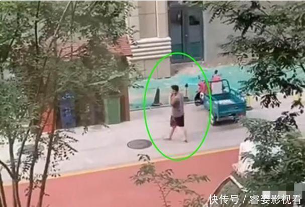 宝妈|宝爸瞒着坐月子的宝妈撸串,小两口不经意对望,堪称“死亡凝视”