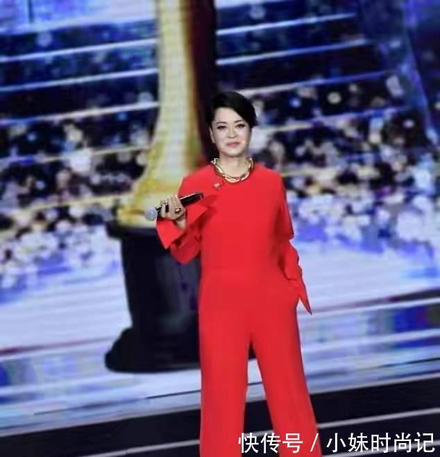 毛阿敏|57岁毛阿敏真敢穿,大红连体裤配大金链子,不仅不俗还很高级
