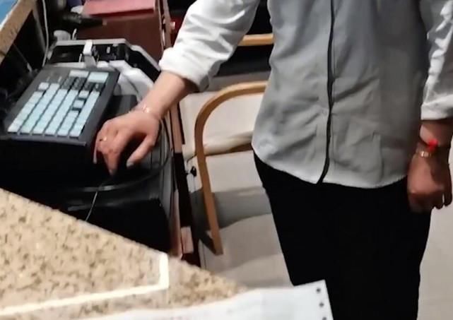 妈妈|超市误以为小孩偷了手表,动手搜包,孩子妈妈要求道歉被拒:该找哪儿找哪儿