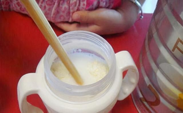 热水|泡奶粉温度不能超过50度?宝妈怒怼:一看就是没有孩子