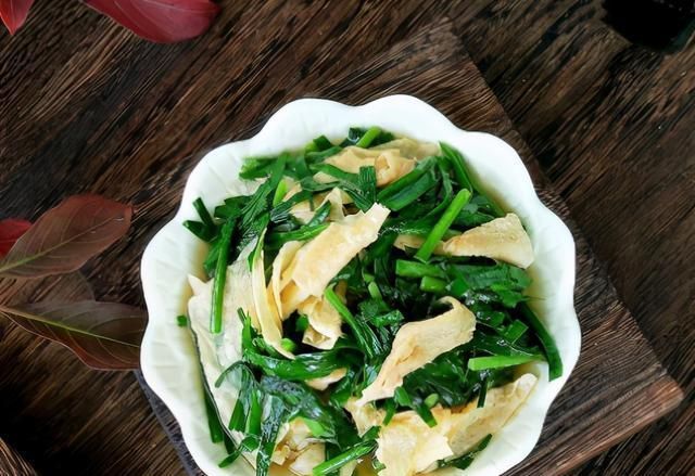 春天,我常用2样素菜炒着吃,不放肉也照样鲜美,一盘都不够吃