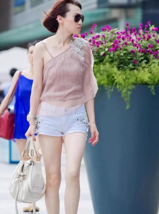 街拍:妍姿俏丽的美女,身穿白色的长袖连衣裙,唯美大气