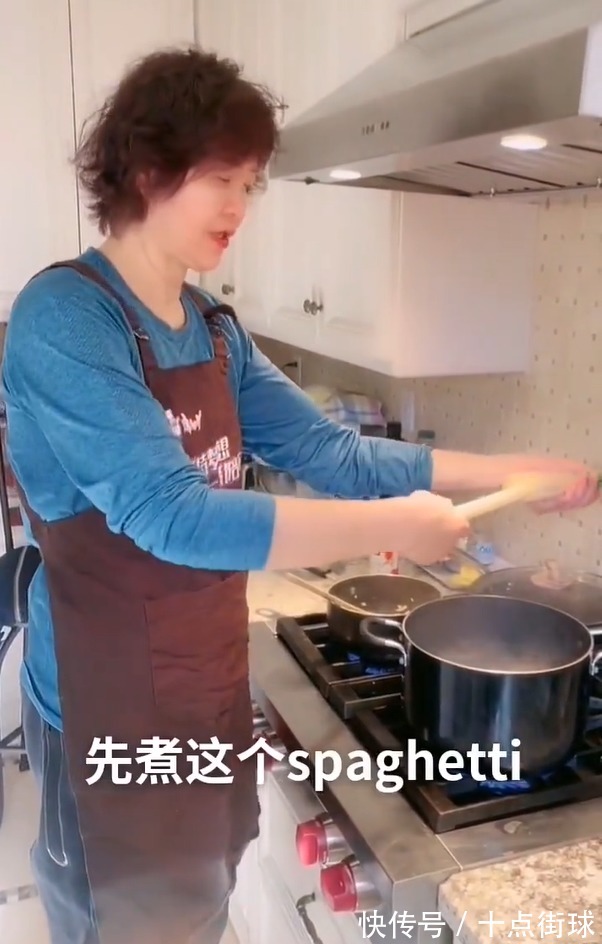 黑醋|郎平晒度假生活:换了新发型在家为女儿做西餐,还登上了美国春晚