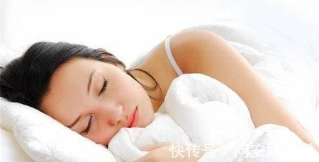 跷二郎腿|女人老不老，这5个表现看了就知道，一点都藏不住