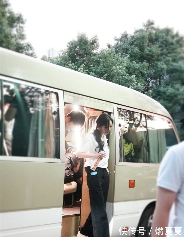 杨幂|杨幂加盟你我皆王者综艺，成为QG战队一员，林教练成为背景板