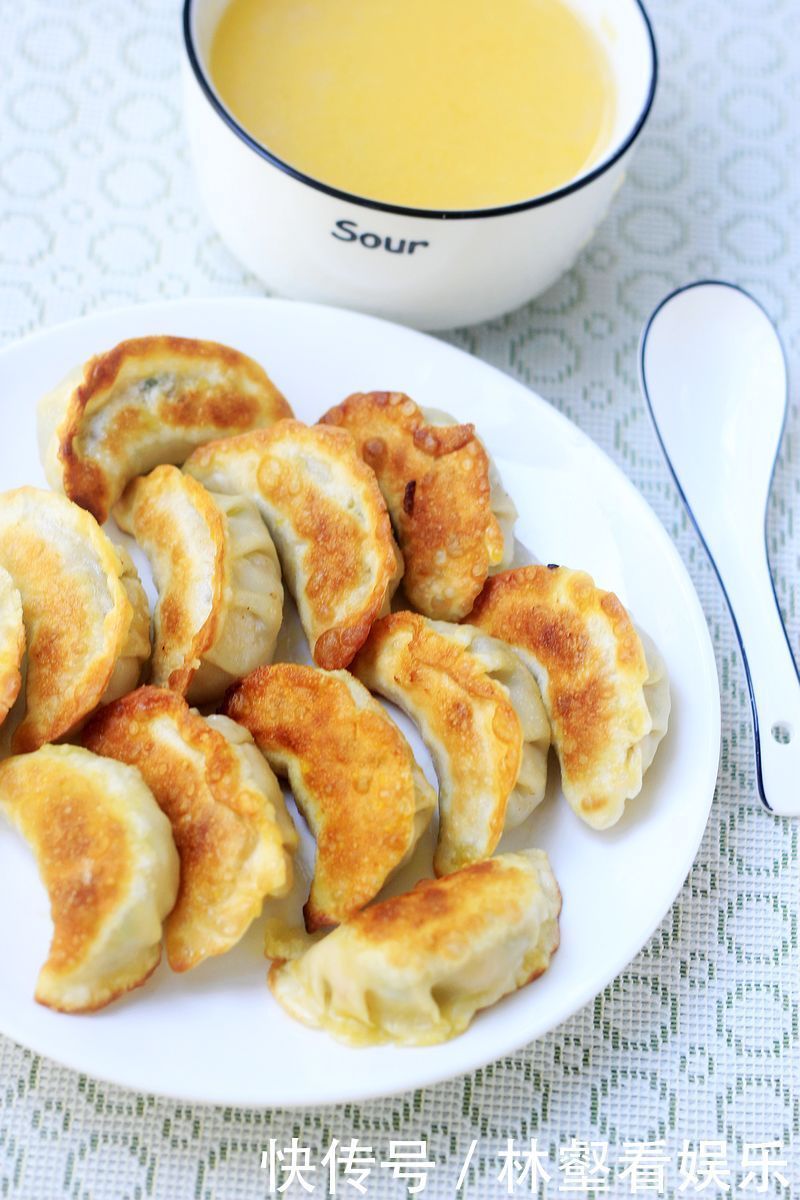  傻傻的|剩米饭别再傻傻的炒了，教你一招，比饺子都好吃，早餐也有了