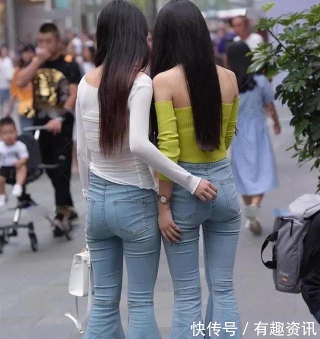 喇叭裤|浅蓝色喇叭裤配个性上衣的穿搭,彰显性感之余又温柔优雅