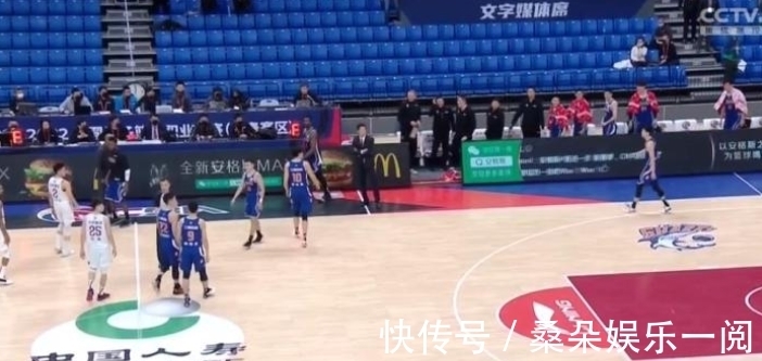 伯格|对骂!拒绝握手!李春江和马布里对决,事实证明,落后只能挨打