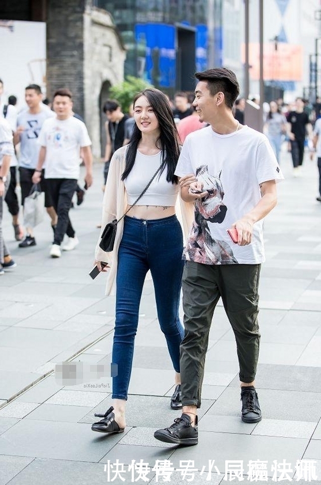 路人街拍,美女搭配休闲范的阔腿裤气质高雅,尽展曼妙的身好姿