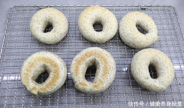 不用发酵就能烤的面包,暄软又筋道,加这料麦香浓郁,早餐吃不够