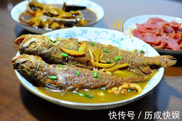 周末晚餐有六个菜,虽然两个是中午剩菜,大家都还抢着吃