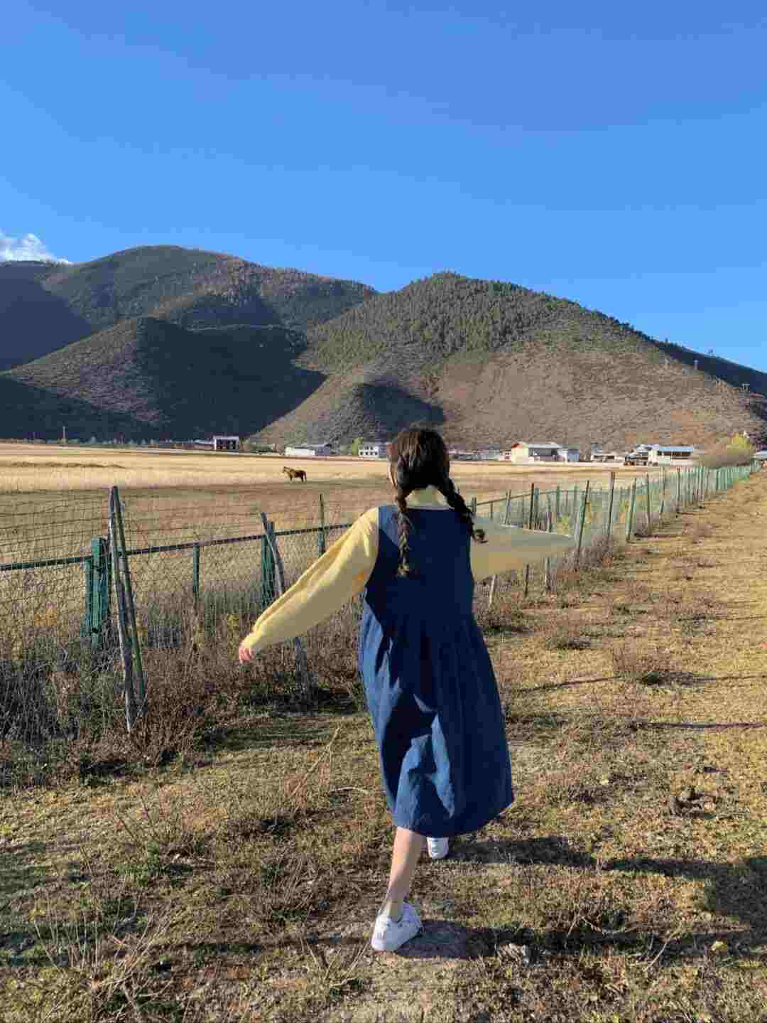 小姐姐|还在纠结冬天穿什么?套头毛衣搭配连衣裙,让你俏皮清新又自信