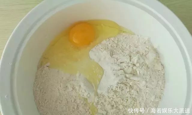 炸油条时，用小苏打还是食用碱都不好吃，大厨教你更好吃做法