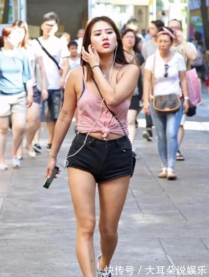 牛仔短裤|微胖的小姐姐身穿牛仔短裤大秀小粗腿, 肥而不腻!