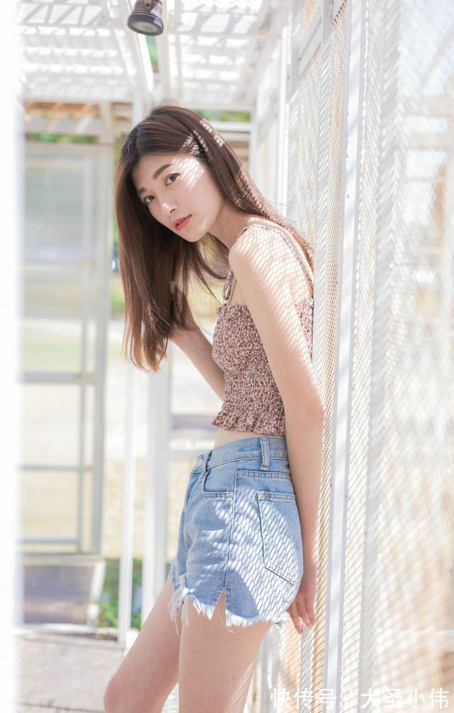 绑腿|美女街拍:时尚清爽干净的穿搭才会更吸引眼球,给人舒适的视觉感