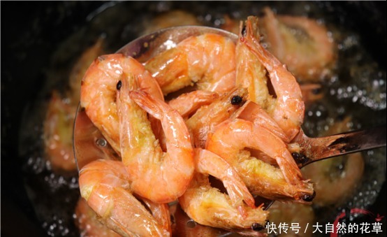大虾别只会水煮,教你最好吃做法,香辣无腥味,满满一大锅不够吃