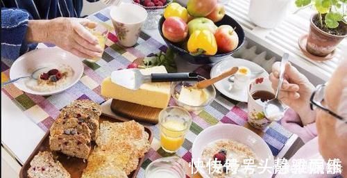 老人|中国老人的“糊弄式早餐”,正在影响孩子发育,父母要及时阻止