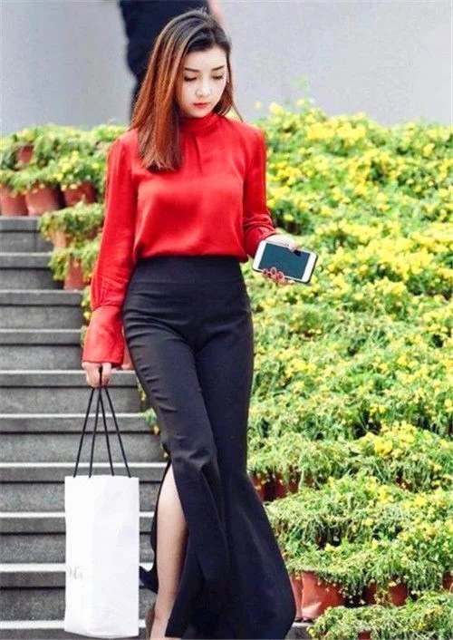 街拍:花枝招展的小姐姐,一件时尚的上衣配短裙,显得妩媚又时尚