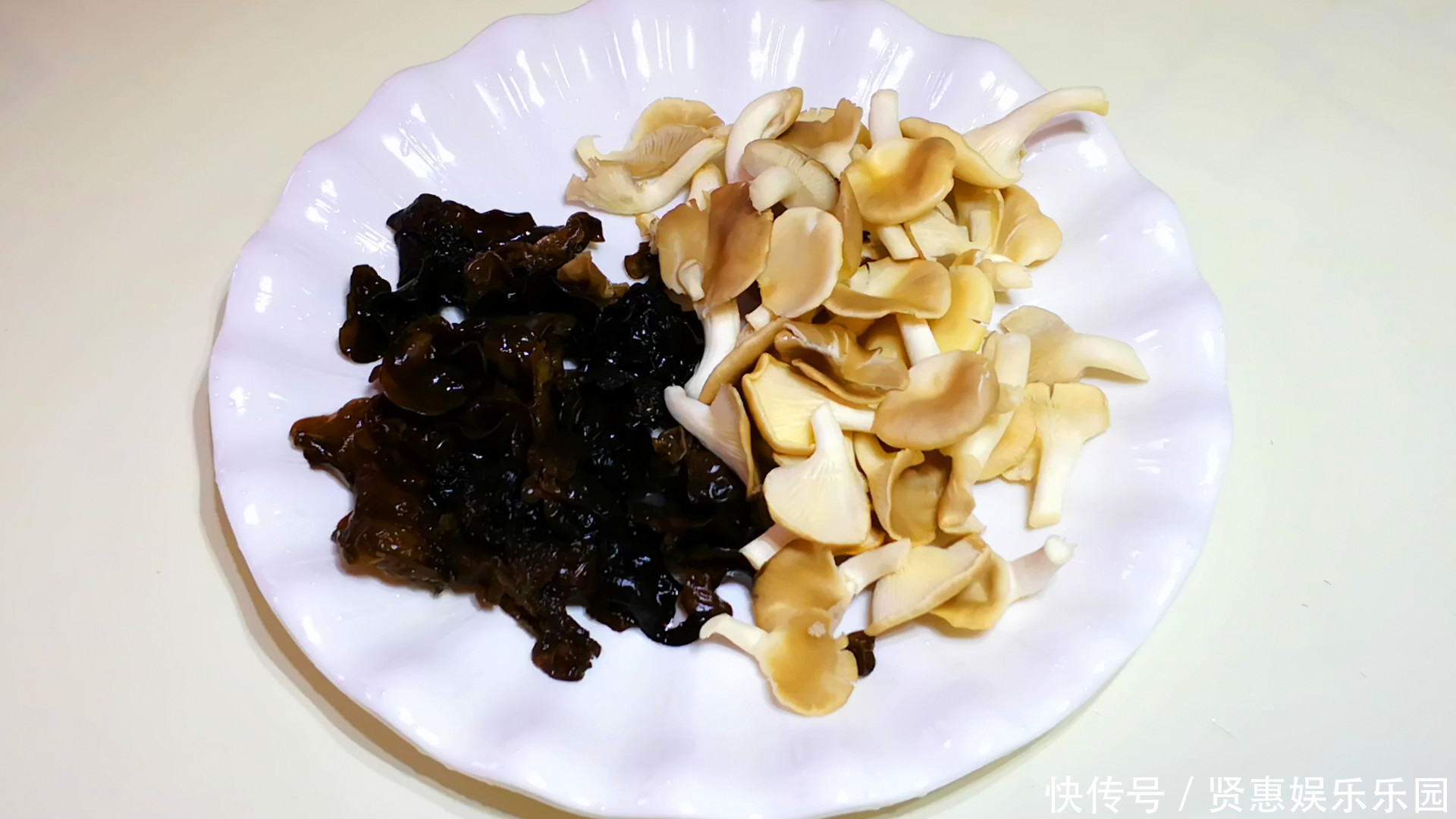 切细|芹菜饺子好吃的调馅方法,鲜美多汁不油腻,越吃越香,上桌一扫光