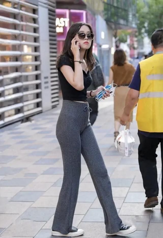 打底裤 一改往日穿搭,“铅笔裤”笑到了最后,青春时尚又大气!