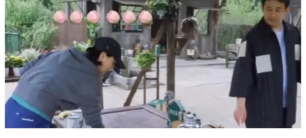 泥鳅|那英来蘑菇屋没架子，跳进水沟抓泥鳅，和陈赫李诞形成鲜明的对比