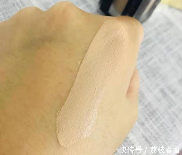 差评多,还卖很贵的粉底液!兰蔻薄纱是其一,YSL羽毛不遮瑕!