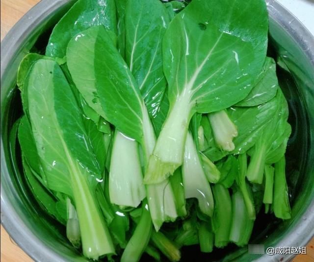 做法|青菜炒蘑菇的家常做法,咸香下饭,比红烧肉还好吃