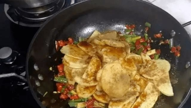  轻松|铁板土豆片，新手都能轻松做，几块钱就能做一盘！
