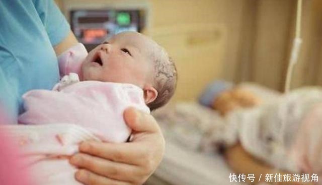 孩子|新生宝宝对妈妈笑,却被护士直接打了一巴掌,妈妈知道后连连道谢