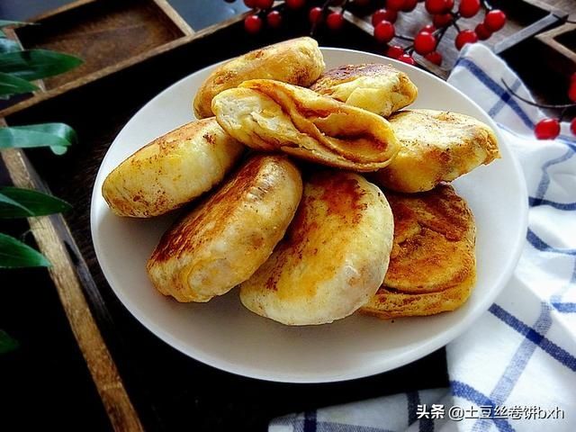 平底锅|烧饼这么做真省事，平底锅就完成，多加一样材料太香，冷热都好吃