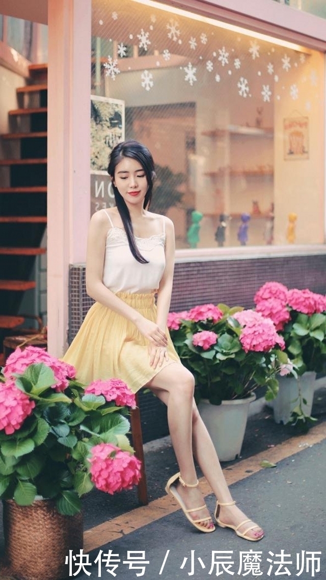 路人街拍,美女穿藕粉色的有领上衣,气质又靓丽