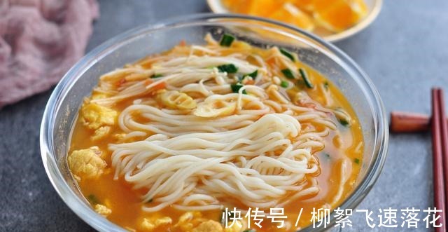 一碗好吃的番茄鲜笋汤面，做法是如此的简单，口味却鲜美！