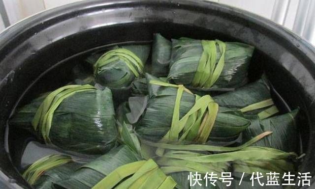 包粽子，从不用水煮粽叶，1个小技巧粽子软糯清香更入味