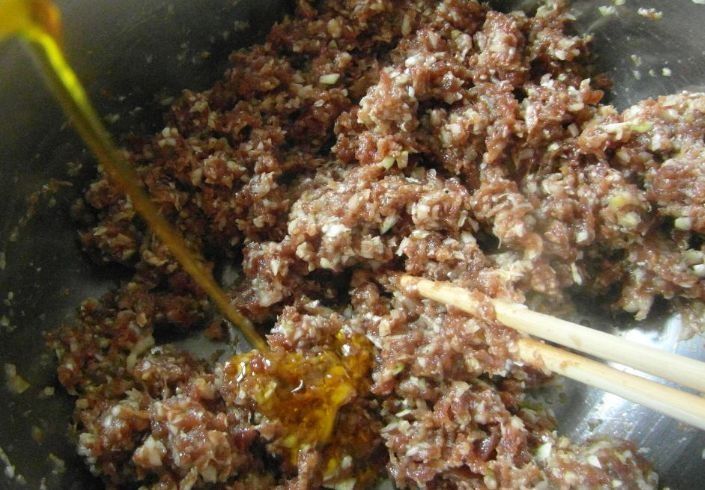 冬天多吃牛肉馅包子,鲜香营养高,教你调馅技巧,好吃不腻特解馋