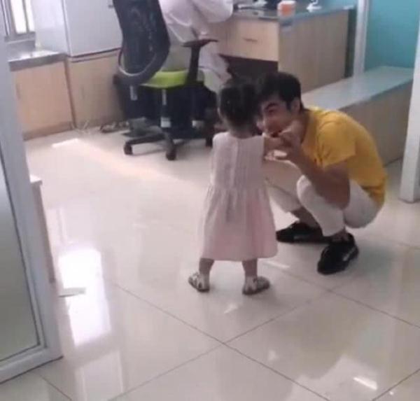 超委屈!3岁小萝莉打完针后,气冲冲找医生“算账”,萌翻了