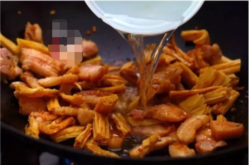 阵阵飘香的蒜香腐竹烧肉,吃过一次就忘不了