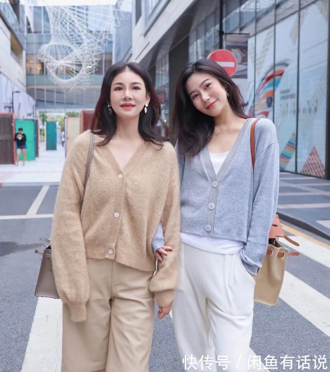 姐妹 现在50、60岁的阿姨真厉害,身材纤细穿搭时髦,硬把女儿熬成姐妹