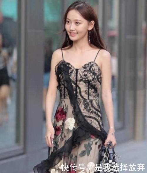 皮肤|路人街拍小姐姐甜美笑容治愈人心,唯美黑纱吊带裙尽显白皙的皮肤