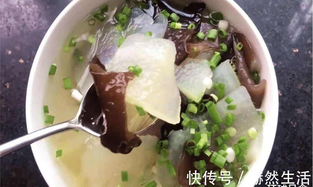 白萝卜和它是绝配，简单煮一煮，暖胃养胃，营养极高，现在吃正当时
